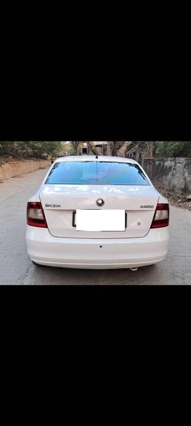 https://images10.gaadi.com/usedcar_image/4564367/original/processed_ae663f996aa3cdd353822676cae6652e.jpeg?imwidth=6401