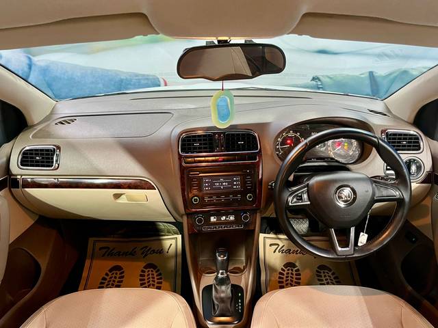 https://images10.gaadi.com/usedcar_image/4564373/original/975b0c79387a0c79dcb59dc608655fad.jpg?imwidth=6402