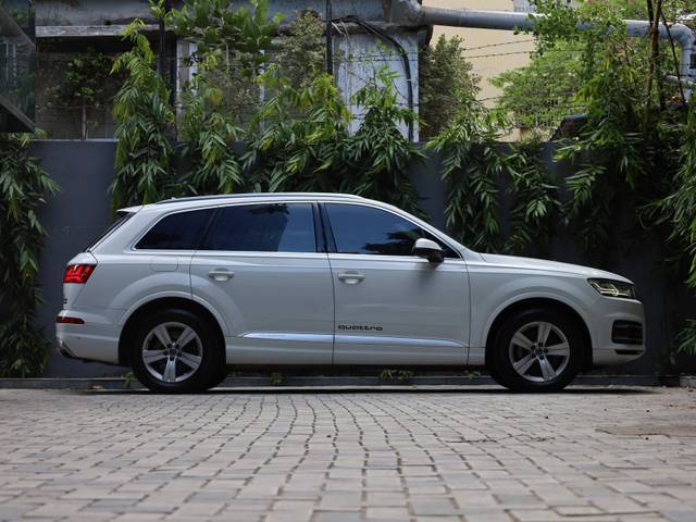 https://images10.gaadi.com/usedcar_image/4564387/original/processed_7cb5c1ecb69efa4defd2c9b52a25f1df.jpg?imwidth=6401