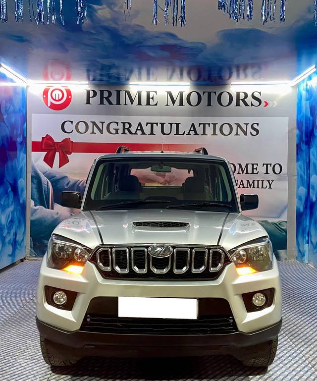 https://images10.gaadi.com/usedcar_image/4564396/original/processed_ddfe41a291367e7836cbc14d98a150ba.jpg?imwidth=6400