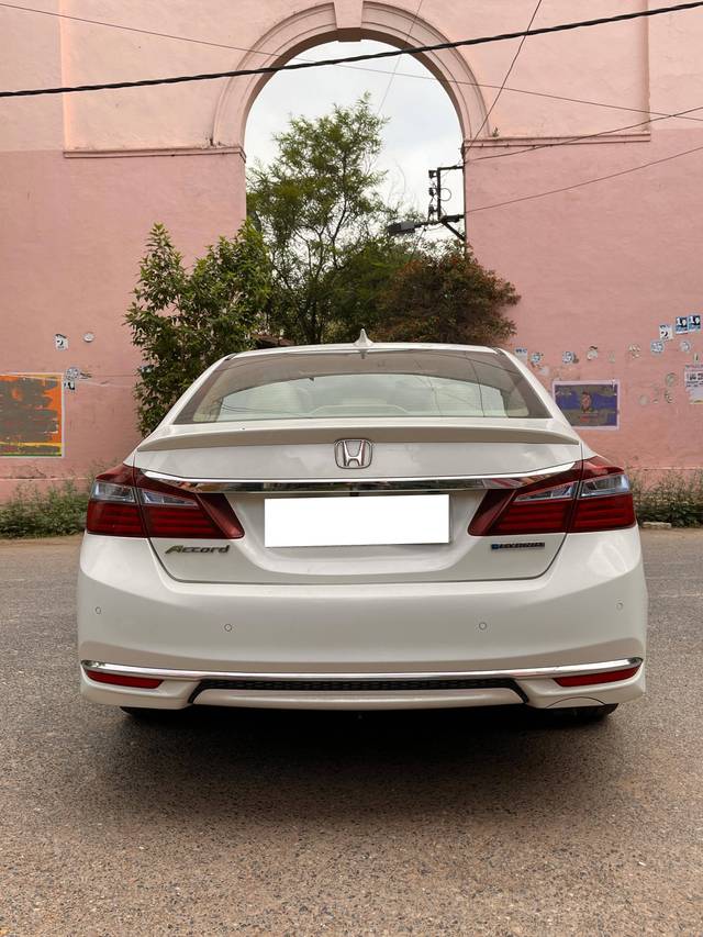 https://images10.gaadi.com/usedcar_image/4564542/original/processed_54cf5385-f92b-4131-9029-dc17d314df03.jpg?imwidth=6402