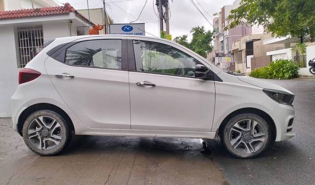 https://images10.gaadi.com/usedcar_image/4564544/original/processed_f98cc9fa6335b41e80cf8f00910699f9.jpg?imwidth=6401