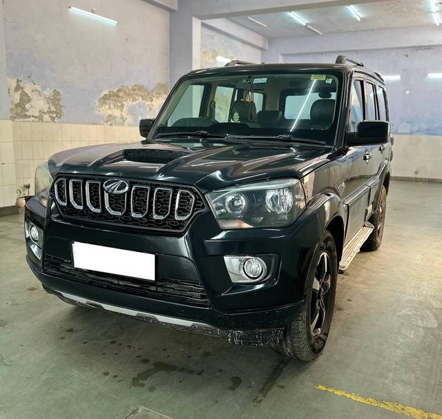 https://images10.gaadi.com/usedcar_image/4564547/original/processed_132ca2c2-7f8f-49c9-a369-e0e9aa96df18.jpg?imwidth=6400