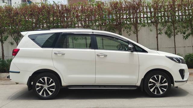 https://images10.gaadi.com/usedcar_image/4564550/original/processed_11f37e05c655cc6654094912641c3ba8.jpg?imwidth=6401