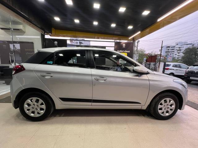 https://images10.gaadi.com/usedcar_image/4564561/original/processed_2d8e85a2675dbe4c4b726928cd60d55a.jpg?imwidth=6401