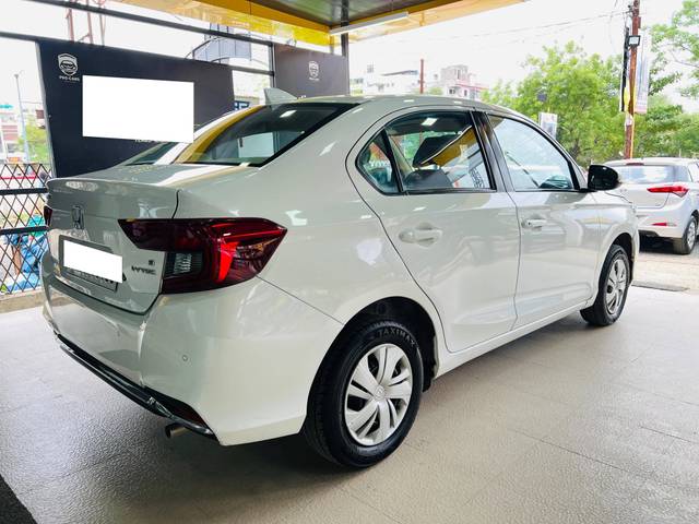 https://images10.gaadi.com/usedcar_image/4564563/original/processed_d4aec4821b5d9721fb3d493f2bf5d08c.jpg?imwidth=6402