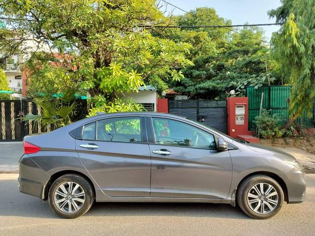 https://images10.gaadi.com/usedcar_image/4564564/original/processed_b1dfb0ac2ce35e8e57eb26bad89e0000.jpg?imwidth=6401