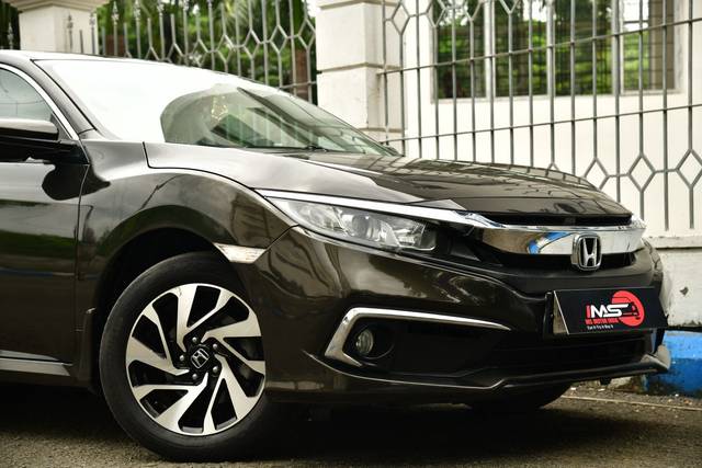 https://images10.gaadi.com/usedcar_image/4564576/original/23ede8d09554b2b7ed3b352b99487406.jpg?imwidth=6400