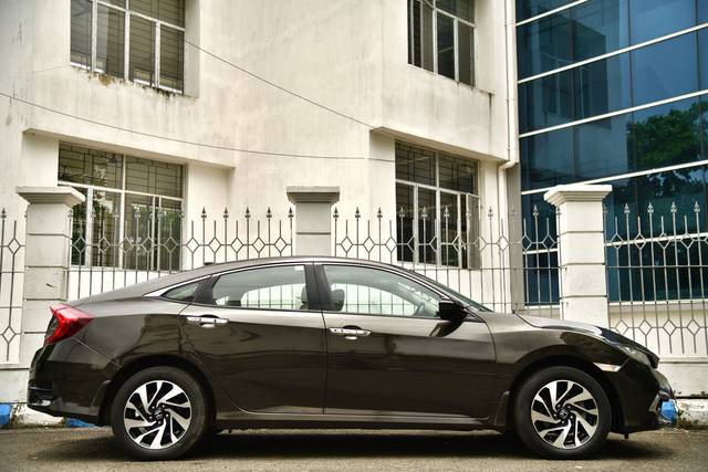 https://images10.gaadi.com/usedcar_image/4564576/original/258bb7e70a87e1598c9cd42a04b57085.jpg?imwidth=6401