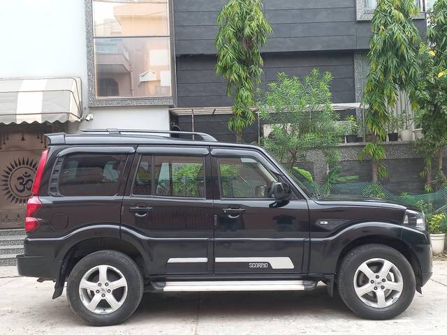 https://images10.gaadi.com/usedcar_image/4564630/original/processed_b6896afdb53535f26e2b1e76a633ed59.jpg?imwidth=6401