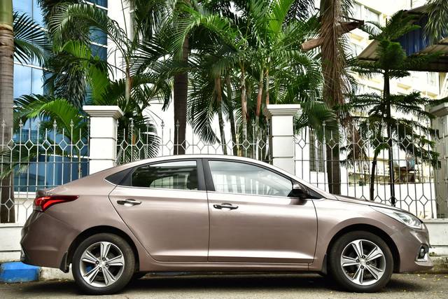 https://images10.gaadi.com/usedcar_image/4564638/original/6a5f8b904d32ba7bb78ad953fb301851.jpg?imwidth=6401