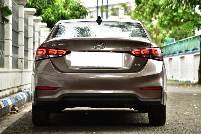 https://images10.gaadi.com/usedcar_image/4564638/original/processed_39f6a589fa6fdb3b06d637e30ef6db2f.jpg?imwidth=6402