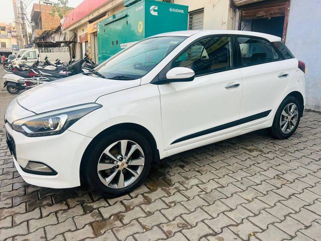 https://images10.gaadi.com/usedcar_image/4564645/original/processed_e42a78b7-840a-4f95-b9b1-03cd2da60674.jpg?imwidth=6402