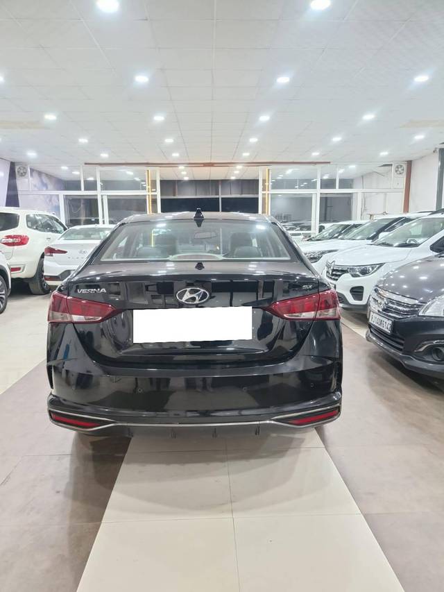 https://images10.gaadi.com/usedcar_image/4564657/original/processed_73ca8e380a5b8ec267ad27f514382f24.jpg?imwidth=6402