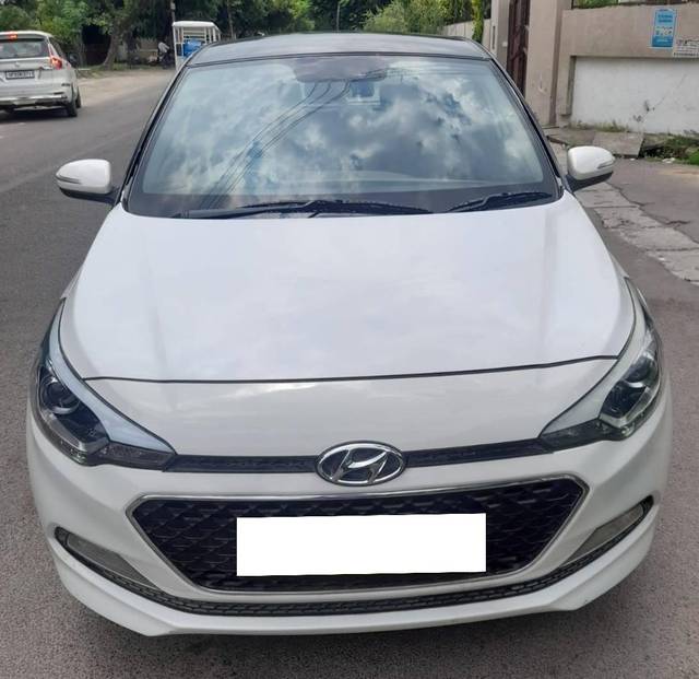 https://images10.gaadi.com/usedcar_image/4564667/original/processed_c8b9f51e8d81256a5bdd2d7fb7d980a7.jpg?imwidth=6400