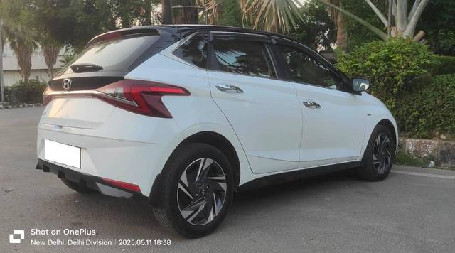 https://images10.gaadi.com/usedcar_image/4564668/original/processed_242f58082f149d72d145ae26ff76cc51.jpg?imwidth=6401