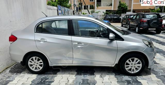 https://images10.gaadi.com/usedcar_image/4564674/original/processed_f52fb200264dbc756290c403dc218c0f.jpg?imwidth=6401