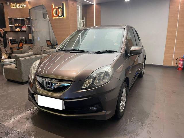https://images10.gaadi.com/usedcar_image/4564776/original/processed_1bc50b52bf60bc681308c55e47fd75ee.jpeg?imwidth=6402