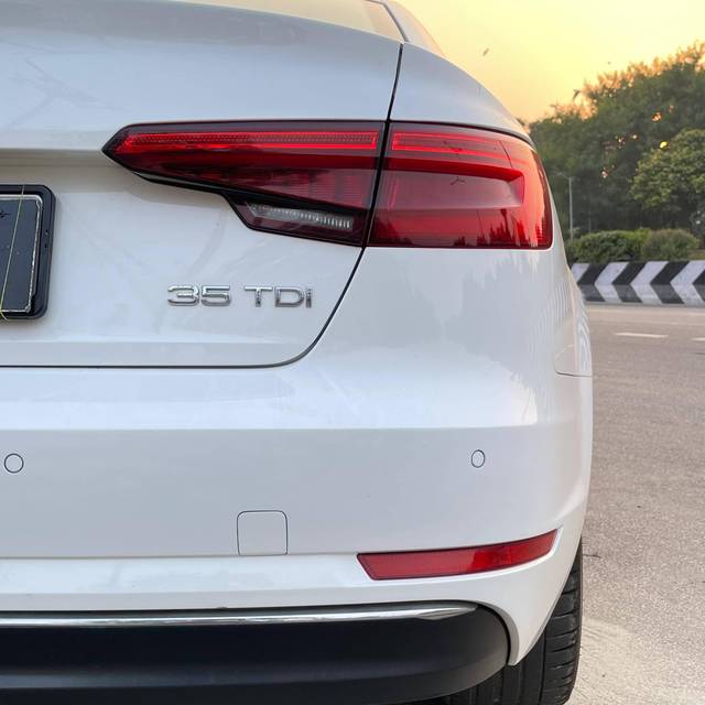 https://images10.gaadi.com/usedcar_image/4564779/original/processed_33e962fd457287defecea2a612969068.jpg?imwidth=6401
