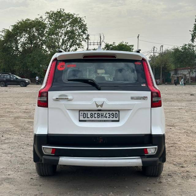 https://images10.gaadi.com/usedcar_image/4564783/original/1a3ca2aa1f894f38e7effdf03d1628f5.jpg?imwidth=6401