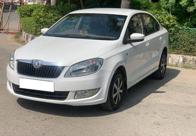 https://images10.gaadi.com/usedcar_image/4564959/original/processed_bb3636b948862e8e24e1b55c6c9f7d74.jpg?imwidth=6402