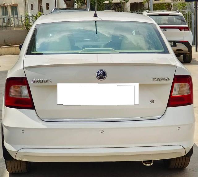 https://images10.gaadi.com/usedcar_image/4564999/original/processed_1bbdcd85e1cc93bb15e122a4e8e3e4da.jpeg?imwidth=6402
