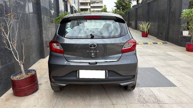 https://images10.gaadi.com/usedcar_image/4565102/original/processed_4482d02b0eba7e141a68731ddb4faa00.jpg?imwidth=6402