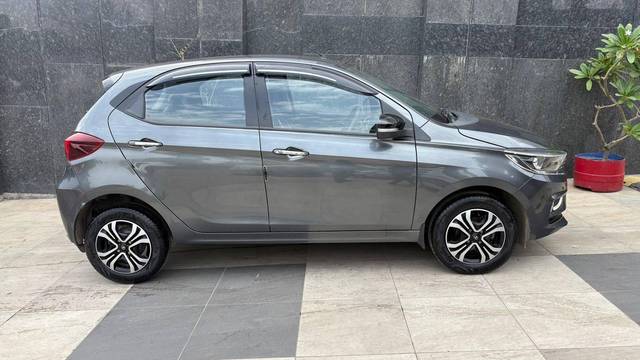 https://images10.gaadi.com/usedcar_image/4565102/original/processed_ce21a29d98af2b93c823b1ca6d031aaf.jpg?imwidth=6401