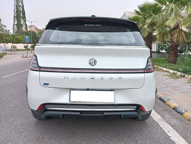 https://images10.gaadi.com/usedcar_image/4565103/original/processed_e4a01e0cd73ca0e82b335aa53b9b12ed.jpg?imwidth=6402
