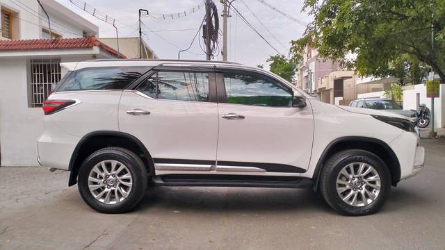 https://images10.gaadi.com/usedcar_image/4565114/original/processed_26bba7a2344c657bb66efa2ff4814470.jpg?imwidth=6401