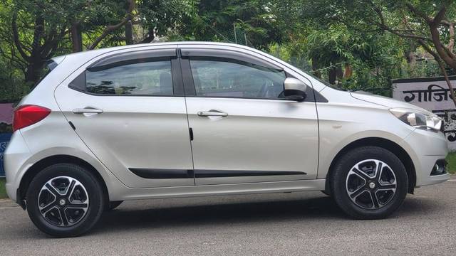 https://images10.gaadi.com/usedcar_image/4565239/original/processed_e83bc289-f7c6-410d-bcdf-7b6654ea45ff.jpg?imwidth=6401
