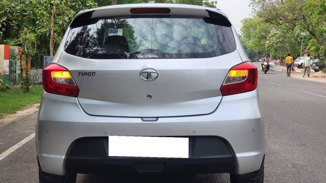 https://images10.gaadi.com/usedcar_image/4565239/original/processed_fb161e6c-2703-4952-b4b0-5b0801c3166d.jpg?imwidth=6402