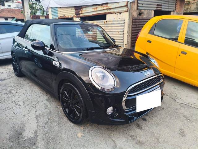 https://images10.gaadi.com/usedcar_image/4565341/original/processed_b073ad646cf4f68643c89dd59d8395b1.jpg?imwidth=6401