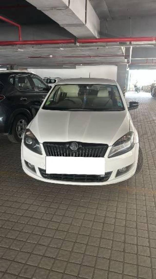 https://images10.gaadi.com/usedcar_image/4565420/original/processed_477c4244-8796-49f0-bd63-76d888d86c5e.jpeg?imwidth=6402