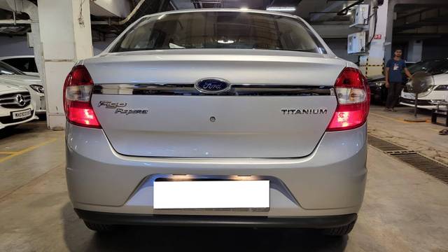 https://images10.gaadi.com/usedcar_image/4565477/original/processed_e5ddfd89fa252b43432b73948fbd9a25.jpg?imwidth=6401