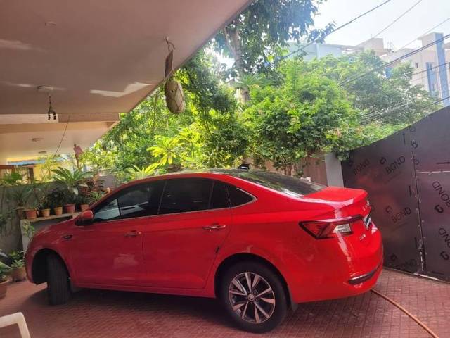 https://images10.gaadi.com/usedcar_image/4565603/original/processed_186cab37-8534-44ad-83af-0e18a2c65d24.jpg?imwidth=6401