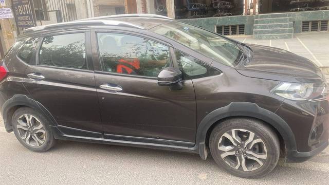 https://images10.gaadi.com/usedcar_image/4565641/original/processed_612887c1-56d5-45cc-949c-6609e9752c15.jpg?imwidth=6402