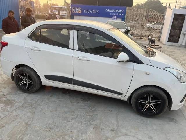 https://images10.gaadi.com/usedcar_image/4565723/original/processed_39eb1982-aa4e-48b6-8614-77267245d410.jpeg?imwidth=6401