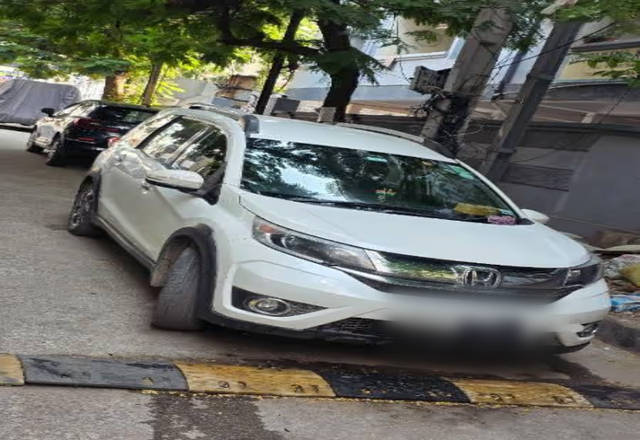 https://images10.gaadi.com/usedcar_image/4565959/original/2ffa85b6-73af-4e8d-af8f-bbb428a5bd6f.?imwidth=6400