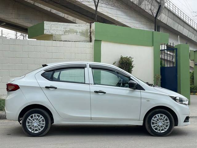 https://images10.gaadi.com/usedcar_image/4566113/original/d378573fec7b95911b8ecc7205641f94.jpg?imwidth=6401