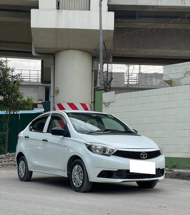 https://images10.gaadi.com/usedcar_image/4566113/original/processed_f19476a60e614170f12a450bb9edcc43.jpg?imwidth=6400