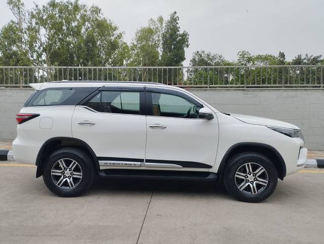 https://images10.gaadi.com/usedcar_image/4566157/original/16992351d752fdf3061b4c50ceead012.jpg?imwidth=6401