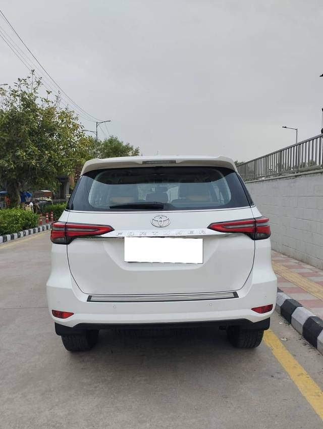 https://images10.gaadi.com/usedcar_image/4566157/original/processed_b3821bc367addba9a24213961bbf40be.jpg?imwidth=6402