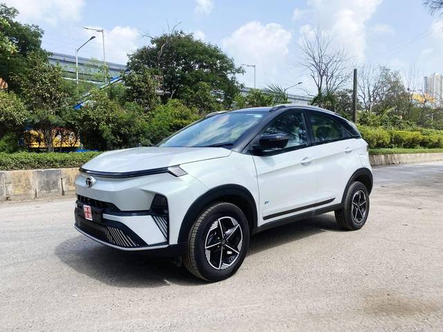 https://images10.gaadi.com/usedcar_image/4566166/original/processed_efe0bce8ca232c833cf5abd2a30aa54e.jpg?imwidth=6400