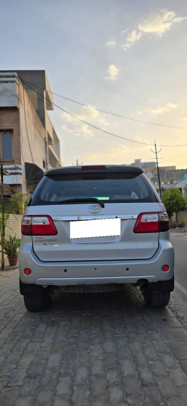 https://images10.gaadi.com/usedcar_image/4566167/original/processed_e98cfc5cc47ef6709080eb14f42e0cf5.jpg?imwidth=6402