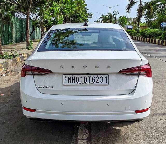 https://images10.gaadi.com/usedcar_image/4566209/original/processed_a0b18ac8b74670bf416aea6afd6a84e0.jpg?imwidth=6402