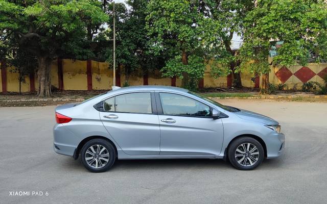 https://images10.gaadi.com/usedcar_image/4566259/original/processed_27bda33d-6928-4773-abfa-af7180d635cd.jpg?imwidth=6401
