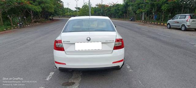 https://images10.gaadi.com/usedcar_image/4566271/original/processed_e8a6b73e977a776aef3e59e0f3fe70ff.jpg?imwidth=6402