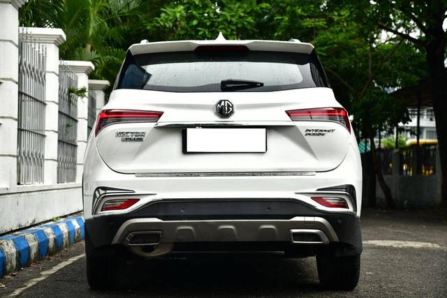 https://images10.gaadi.com/usedcar_image/4566410/original/processed_7a3bde47e5633c7f66cab3f2816e85c2.jpg?imwidth=6402