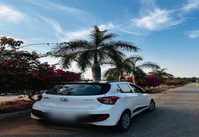 https://images10.gaadi.com/usedcar_image/4566413/original/27b03156-aa0c-462c-a31d-52b2e6459c40.?imwidth=6401
